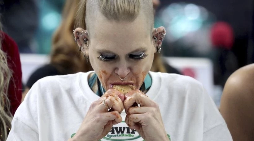 39χρονη καταβρόχθισε 501 φτερούγες κοτόπουλου σε μισή ώρα και έσπασε το ρεκόρ (βίντεο)